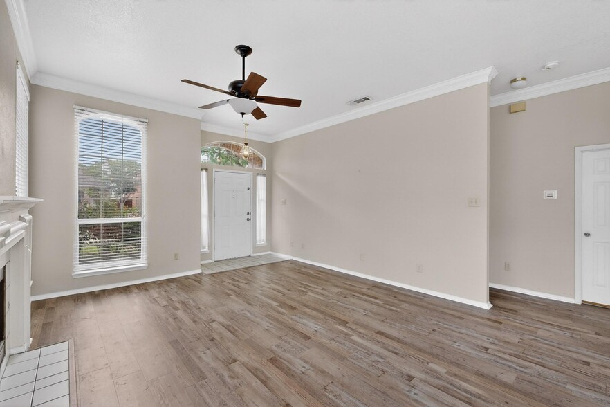 Building Photo - 636 Raintree Cir