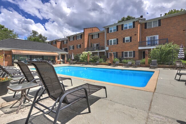 Building Photo - 6520 Roswell Rd