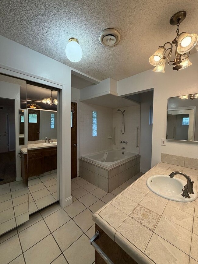 Building Photo - Beautiful 4 Bedroom House in NW Bakersfield with Pool!