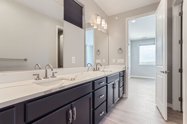 Building Photo - 676 Saddle Dr