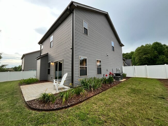 Primary Photo - Private Home with Updated Interior!