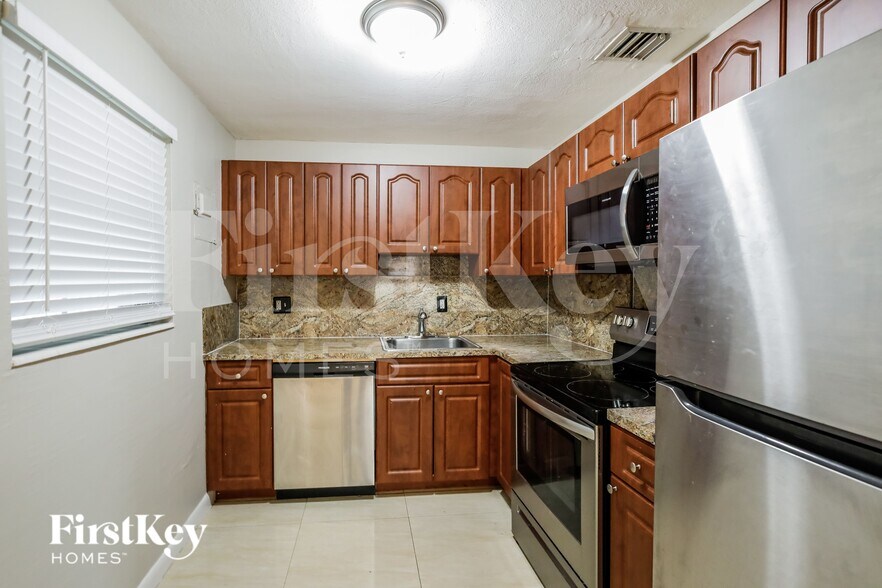 Building Photo - 5700 NE 7th Ave