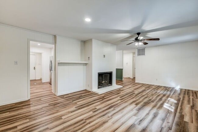 Building Photo - Private Home on Spacious Lot in Browns Sum...