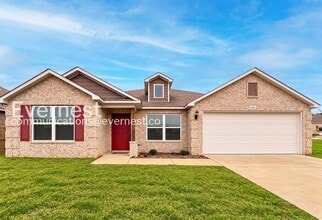Building Photo - 4 Bed, 2 Bath Home with 2 Car Garage / Available Now!