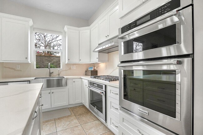 Building Photo - Beautiful executive home in the Eastlake-C...