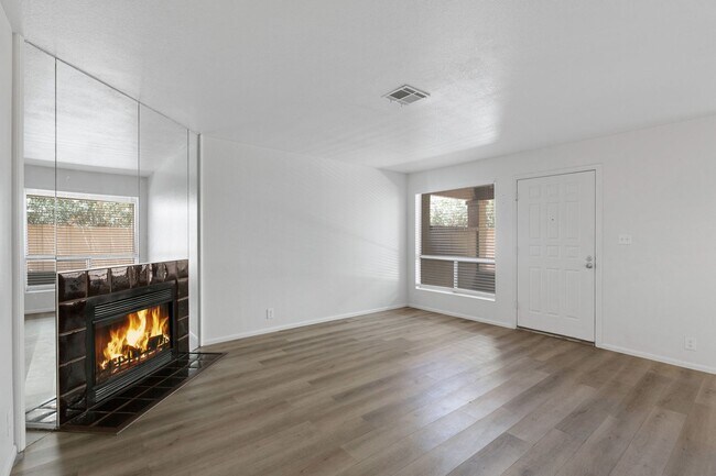 Building Photo - Private 2/2  Unit • Quiet Community • Prime North Phoenix Location