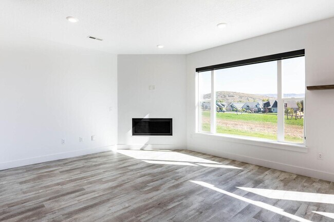 Building Photo - Stunning Modern Home in Charming Midway – ...
