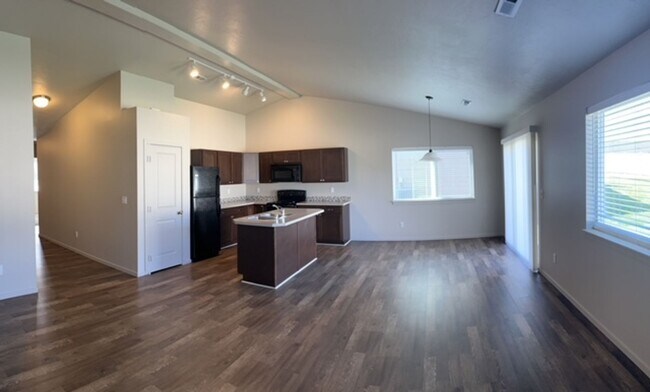 Building Photo - 1606