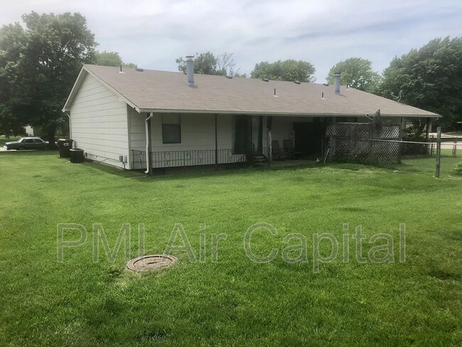 Building Photo - 1530 N Maybelle St