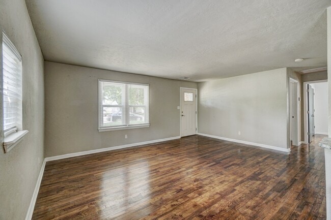 Building Photo - 712 Dakota St