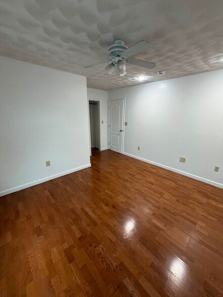 Building Photo - 132 W Selden St