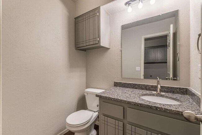 Building Photo - Beautiful 2BD/2.5 BTH Home Right off of NW Expressway and Shopping Areas