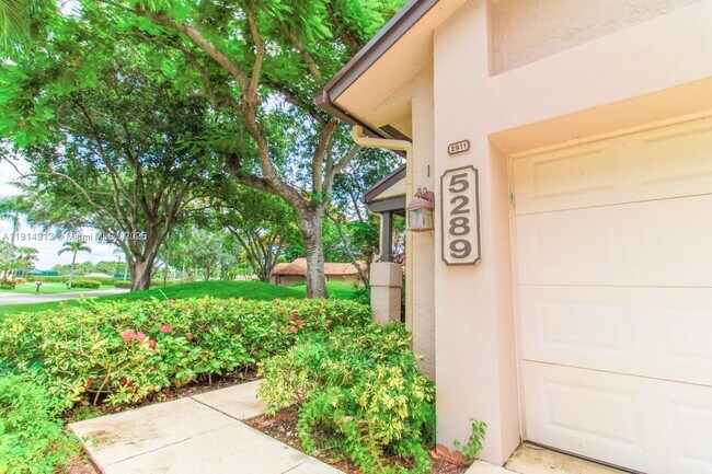 Building Photo - 5289 Fairway Woods Dr