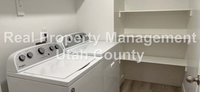 Building Photo - Pet Friendly Townhome