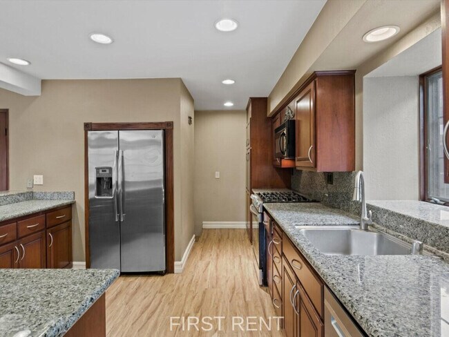 Building Photo - 8642 Villa La Jolla Dr