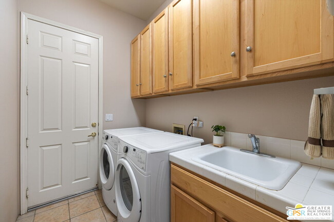 Building Photo - 40870 Avenida Rosario