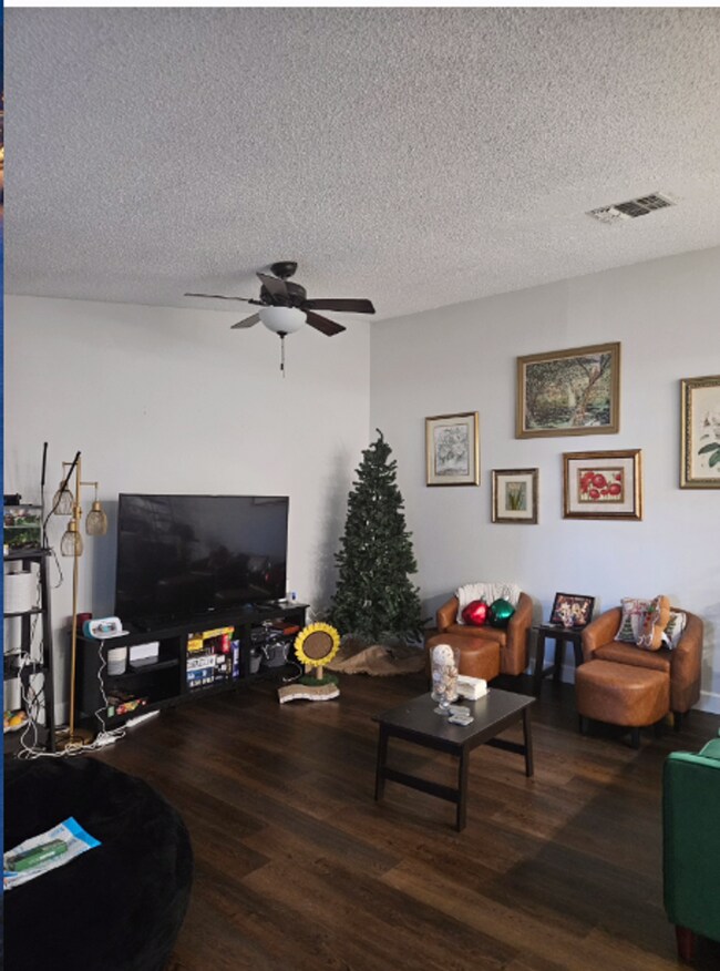 Building Photo - Newly remodeled 2 bedroom, 2 bathroom home...