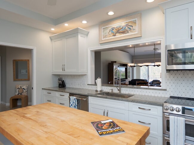 Building Photo - Luxury Furnished Longboat Key Retreat with Private Beach Club Access & Golf Course Views Remodele...