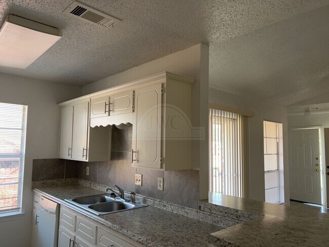 Building Photo - 2405 Bermuda Dr