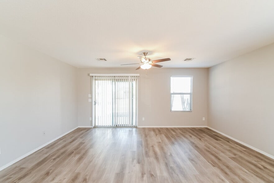 Building Photo - 1126 E Daniella Dr