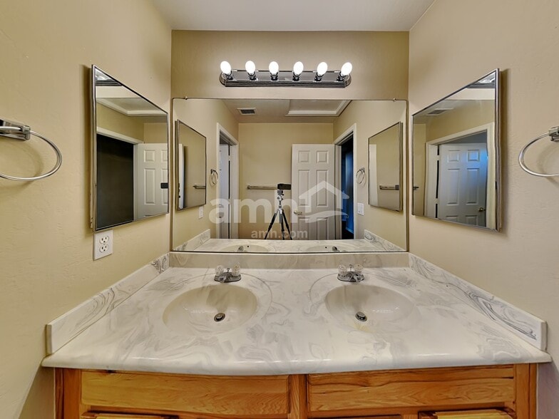 Building Photo - 8514 W Mohave St