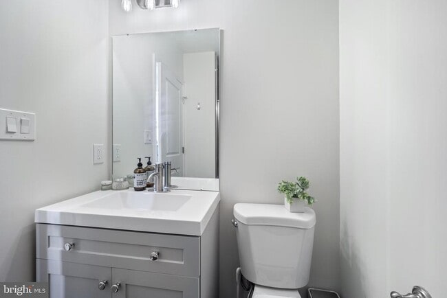 Building Photo - 306 E Front St