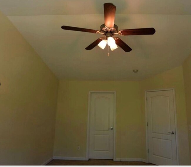 Building Photo - Townhome fresh paint and new carpet! Won't...