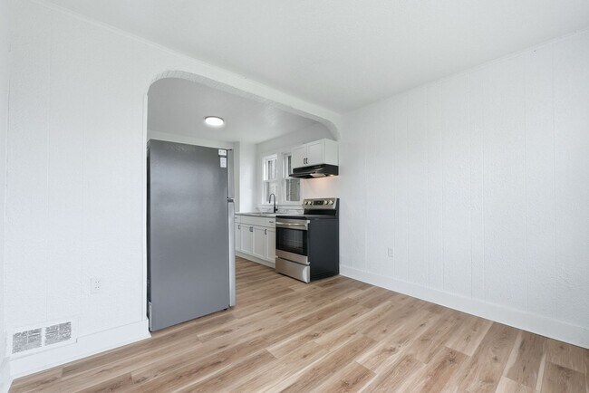 Building Photo - Updated 3BR with Fresh Finishes