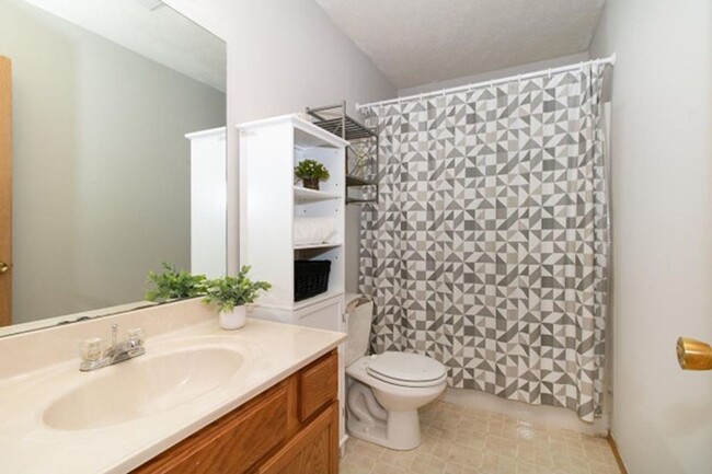 Building Photo - Two Bedroom and 1.5 Bathroom Townhome with...