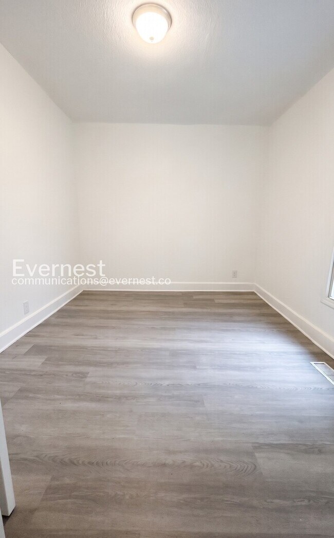 Building Photo - 3 Bed, 1 Bath Home in Winston-Salem / Vouchers Accepted / Available Now!