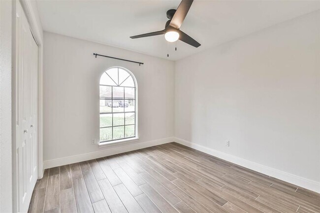 Building Photo - 2718 Foliage Green Dr