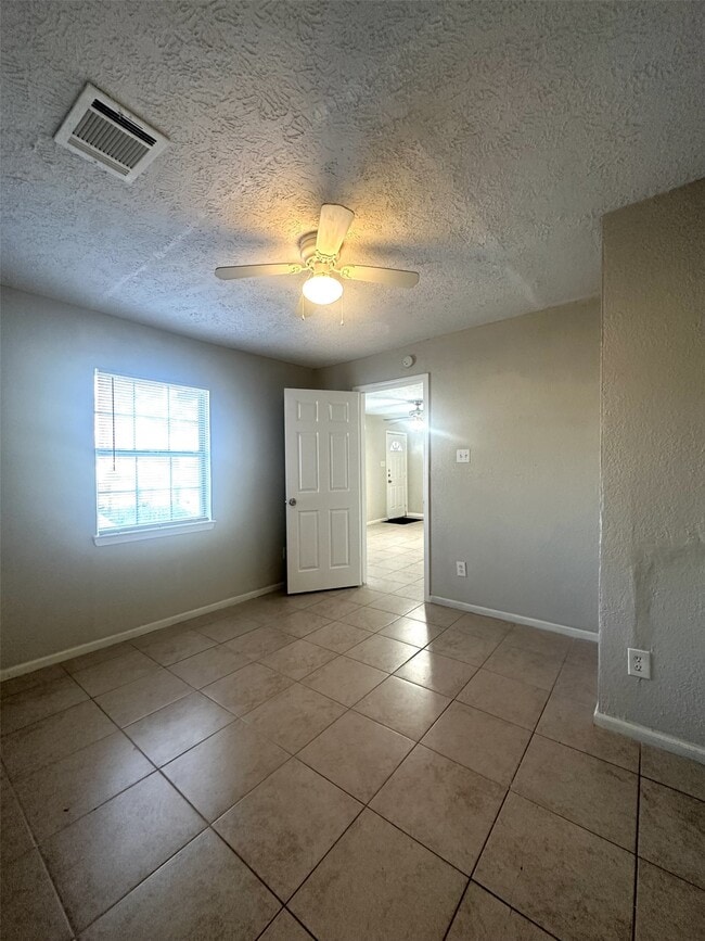 Building Photo - 6713 Greenhurst St