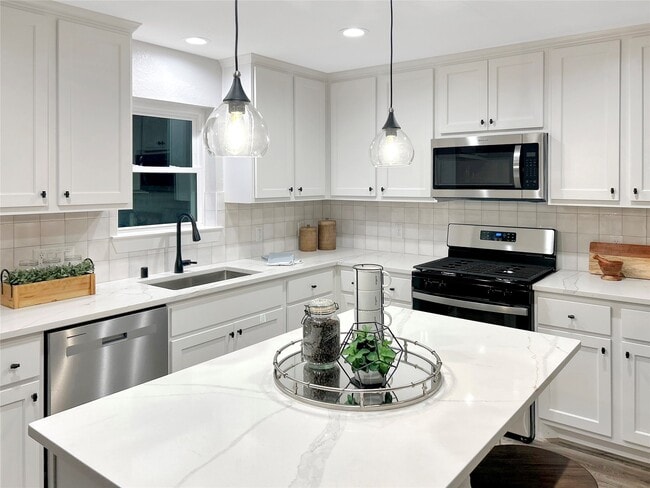 Building Photo - 701 Cannan Dr