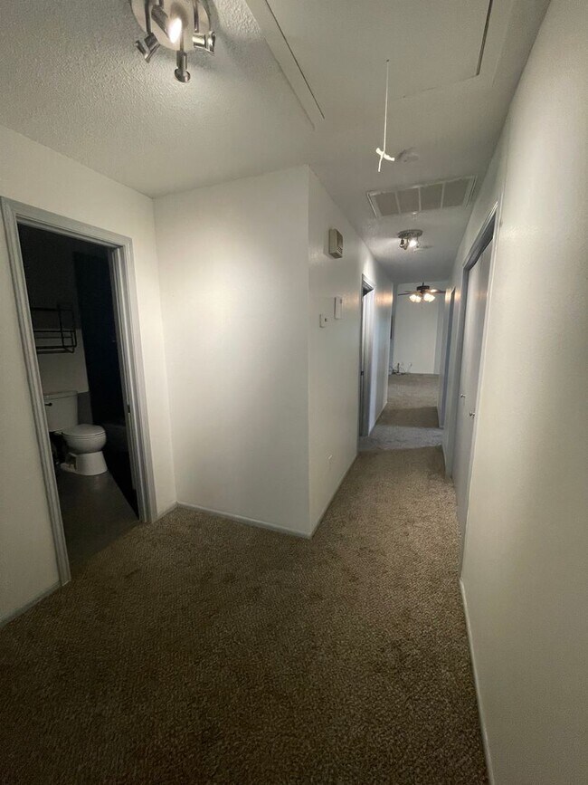 Building Photo - This spacious 3-bedroom, 2-bathroom apartment