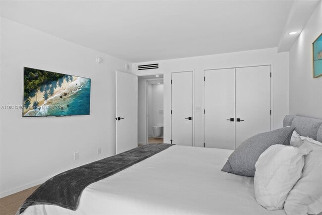 Building Photo - 2655 Collins Ave