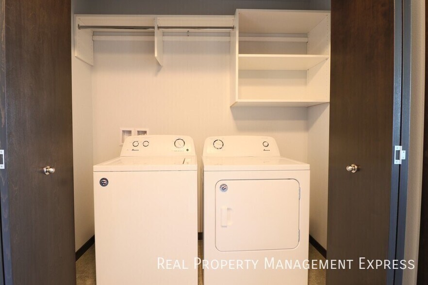 Building Photo - Amazing 4 Bedroom 3.5 Bathroom Townhome in Sioux Falls