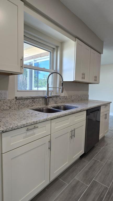 Building Photo - 647 Sagamore Dr