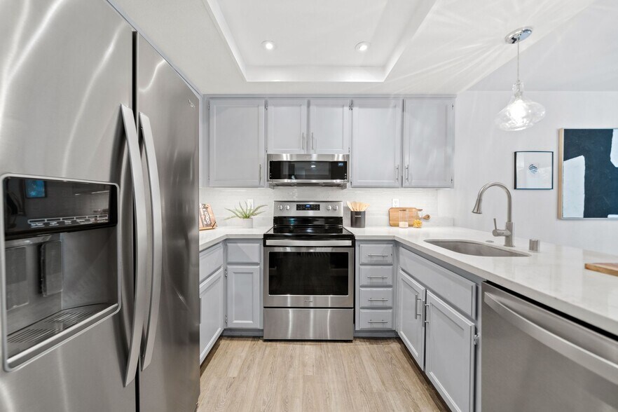 Kitchen - 906 La Barbera Dr