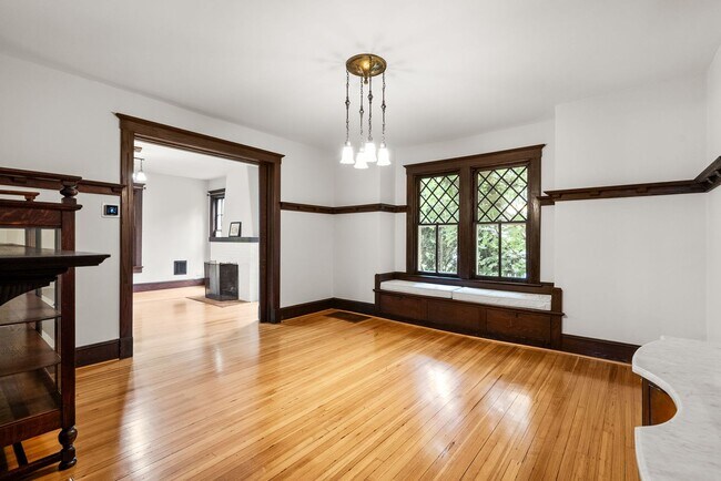 Building Photo - 4 Bed 3.5 bath - Kensington Victorian - Mo...