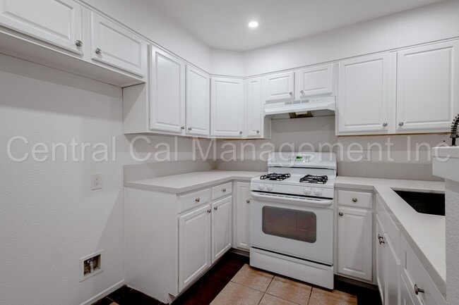 Building Photo - MOVE IN SPECIAL! - HALF MONTH OFF NOV RENT...