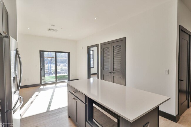 Building Photo - 2 bedroom / 2 bathroom apartment at Waterm...