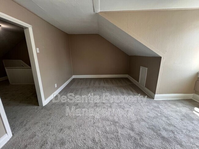 Building Photo - 1104 Brabec St