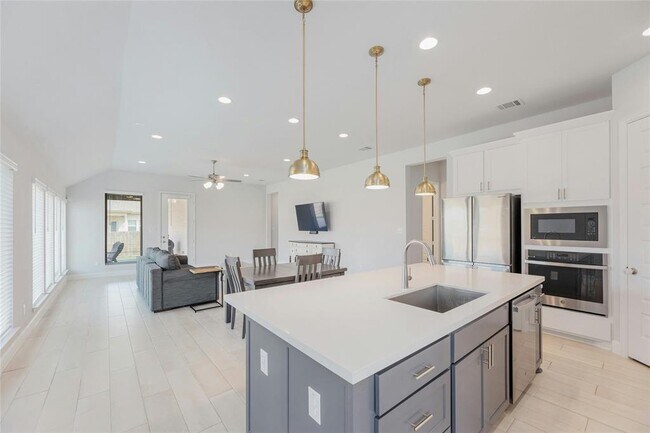 Building Photo - 14525 Kira Ln