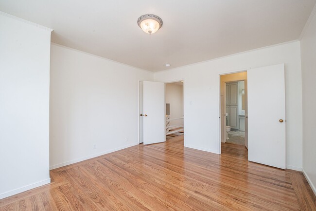 Building Photo - 3 Bed, 1.5 Westlake Detached Doelger Unfur...