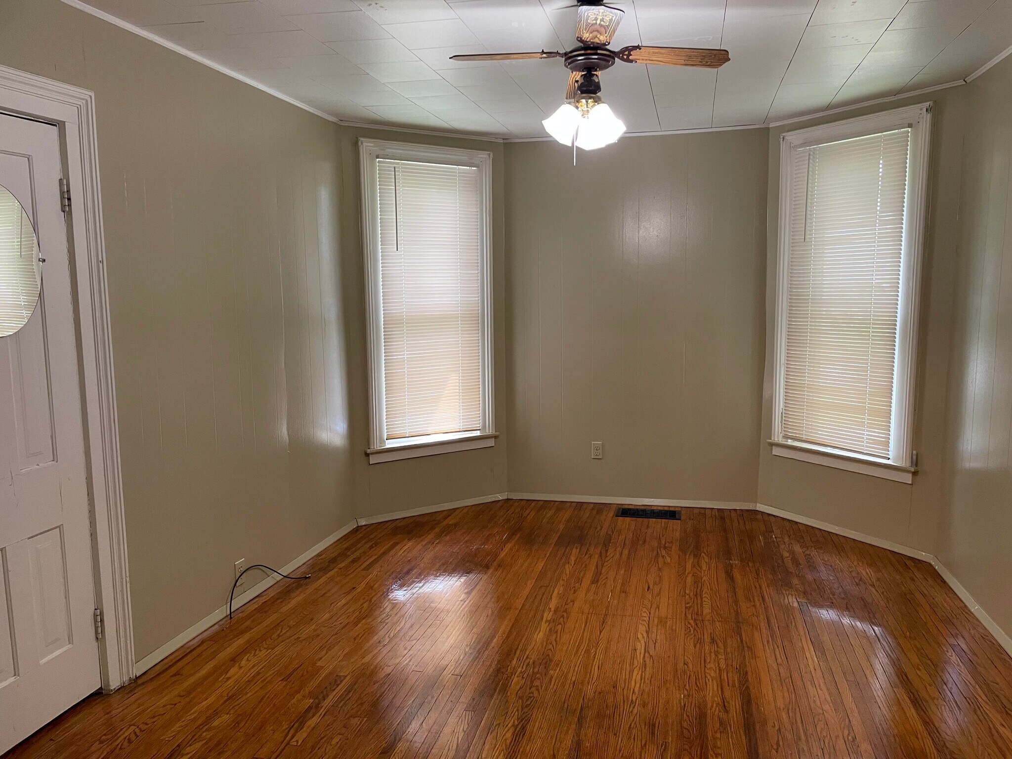 bedroom with hardwood floors - 723 S Pennsylvania Ave