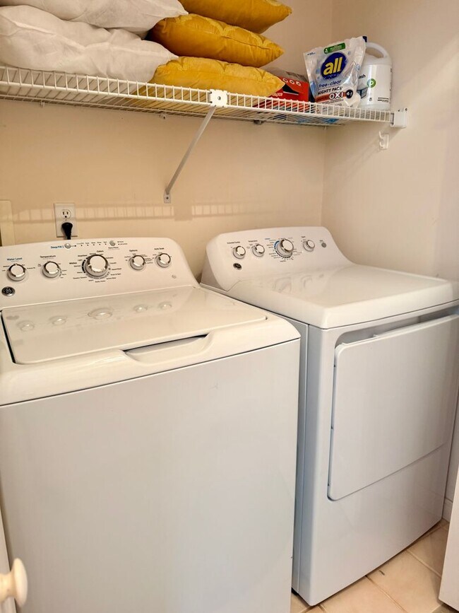 Building Photo - Spacious Home in Kenmure