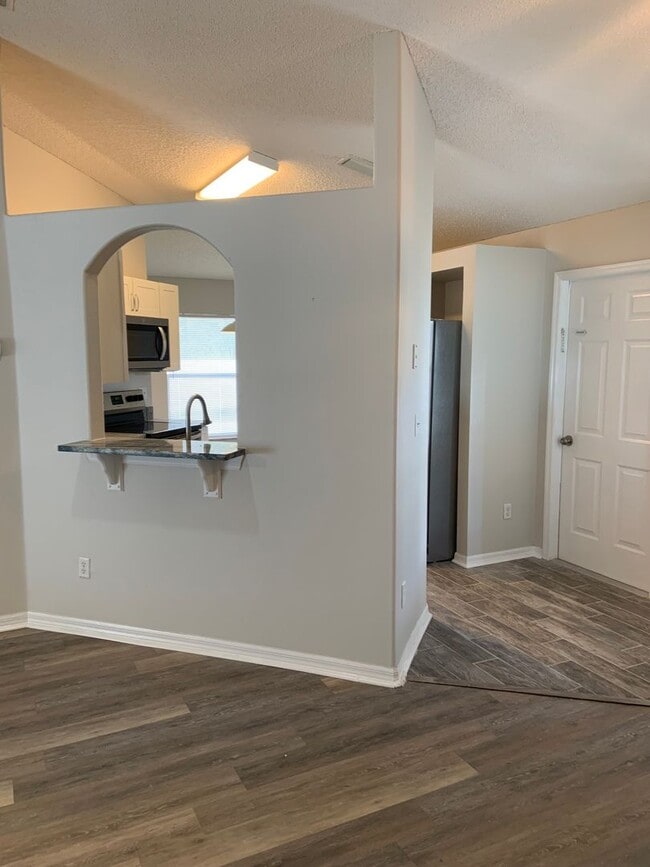 Building Photo - Updated 3 bed/ 2bath- Lehigh Woods