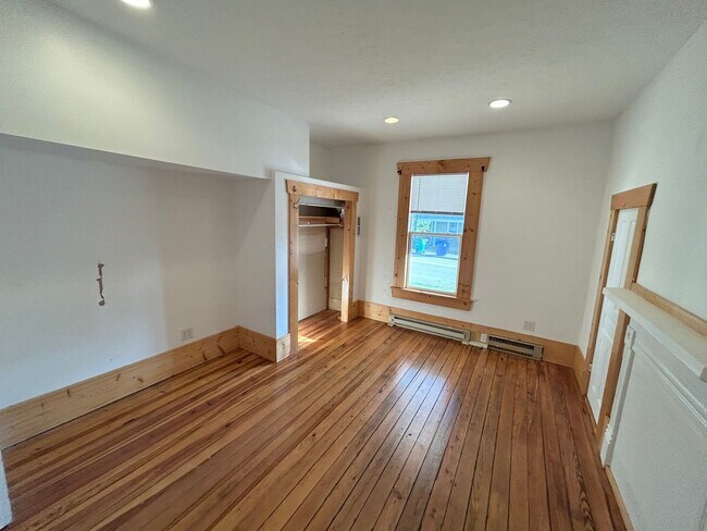 Building Photo - 702 Progress St NE