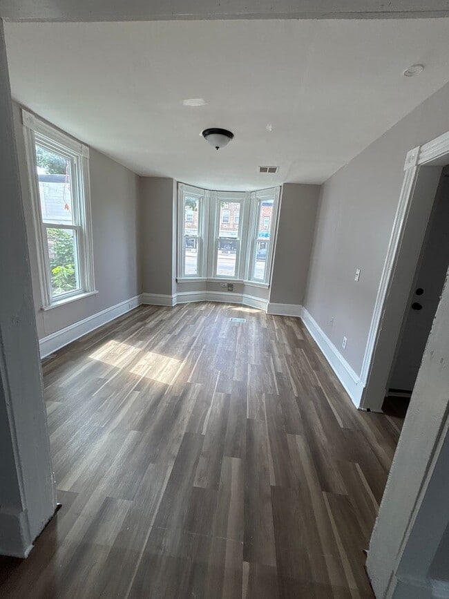 Building Photo - Beautiful 3 bedrrom 1 bathroom House in Mi...