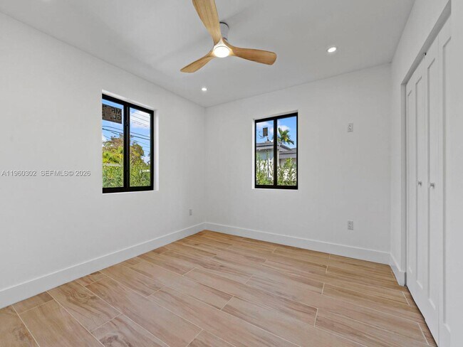 Building Photo - 5841 SW 13th St